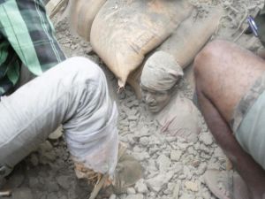 وشهد مطار العاصمة الدولي الوحيد حركة كثيفة لاستيعاب وصول الطائرات العسكرية التي تنقل المساعدات