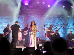 صور نجوى كرم تتألق في مهرجان قرطاج وترتدي فستان أكثر من رائع