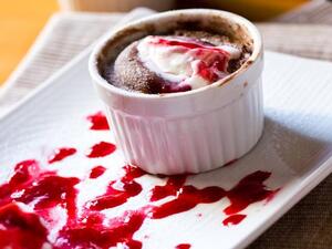 آيس كريم الشوكولاتة بالكوكاكولا وعصير الكرز