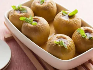 طبق التفاح المخبوز مع السكر