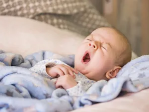 احرصي على أن ينام بمفرده ومن دون مساعده في سرير خاص

