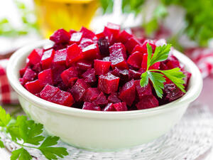 يكتسب الشمندر لونه الأحمر الغني من مركَب يسمى بيتاسيانين

