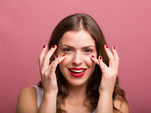 اختاري كونسيلر أفتح درجة واحدة من لون بشرتك الأصلي