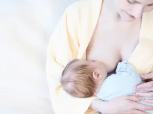 يحتوي حليب الأم على المواد الغذائيّة التي تُناسب عمر الطفل
