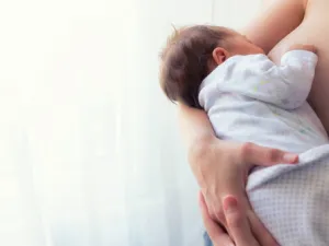 بعد الانتهاء من الرضاعة تشعر الأم بطراوة الثدي وهذا مؤشر أن حليبها يكفي