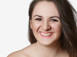 استخدمي درجتين من كريم الأساس ووزعي الدرجتين بذكاء
