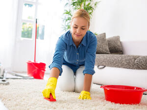 رشّي القليل من بيكربونات الصوديوم على البقع الموجوده في السجاد رشّي القليل من بيكربونات الصوديوم على البقع الموجوده في السجاد