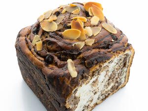 خبز بالشوكولاتة واللوز