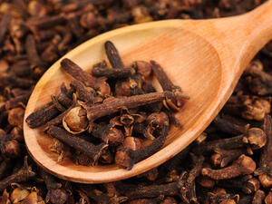 جربي وصفة تكثيف الحاجب باستخدام عيدان القرنفل