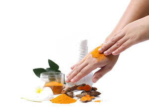 الكركم له فوائد عديدة للحفاظ على إشراقة البشرة،