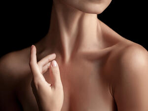 يمكن استخدام مكعّبات الثلج؛ فهي فعّالة في التخلص من البقع والتصبغات الجلدية

