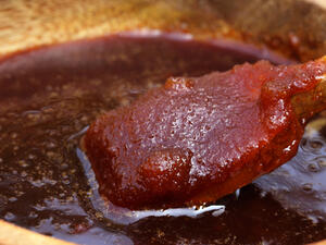 يعمل دبس التمر على مكافحة مشكلة جفاف الجلد وتشقق بشرة الوجه
