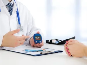 لمرضى السكري يجب مراجعة الطبيب المختص عند نزول السكر الشديد أو ارتفاعه