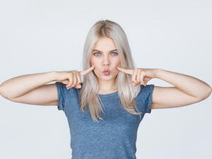 ضعي كريم الأساس على كامل وجهك
