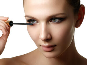 قومي بشراء ماسكارا جديدة كل 3 أو6 أشهر