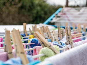 عند وضع الملابس على منشر الغسيل ضعي القطع الكبيرة مثل المناشف في المنتصف