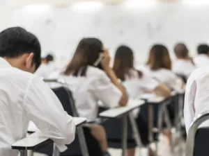 يعيش الطالب فترة قلق كبير خلال الامتحانات ويجد الأهل أنفسهم في صراعٍ

