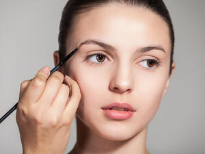 إستخدمي أقلام الحواجب المتوفّرة في المتاجر المختلفة
