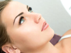 الكثير من الفتيات يواجهن مشكلة الرموش القصيرة والغير جذابة
