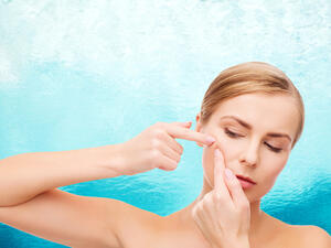 إبتعدي عن اعتماد منظّفات الوجه القويّة

