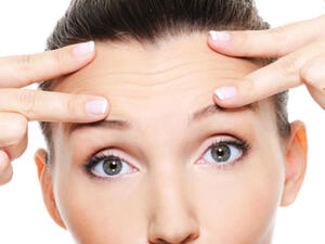 نظفي حاجبيك بشكل يخلق التوازن ويقلل المسافة البصرية بينهم
