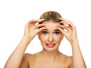 لتخفيف التجاعيد يجب شرب ما لا يقل عن 8 أكواب من الماء يومياً

