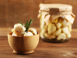 يستخدم خل الثوم في التخلص من القشرة

