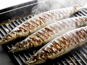 قومي بتنظيف السمك جيداً قبل شويه وانقعيه بمحلول من الماء