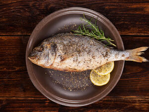 يجب شوي السمك على نار قوية وبشكل سريع، للمحافظة على النكهات

