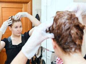 وضع كبسولات من فيتامين C حتى تصبح كالبودرة لإزالة صبغة الشعر