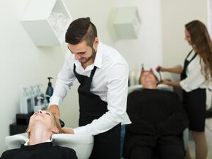 توضع النوتيلا والحليب على الأطراف والأجزاء التالفة من الشعر

