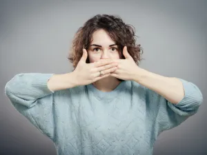 من أسباب رائحة الفم هي تسوس الأسنان