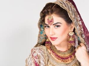 ضعي كريم الأساس على كامل الوجه والعنق

