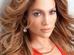 تحافظ جنيفر لوبيز على نمط معيّن في الموضة ميّزها عن غيرها من باقي النجمات