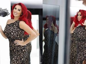 جويل مردينيان تخطف الأنظار بـ "غمازات"