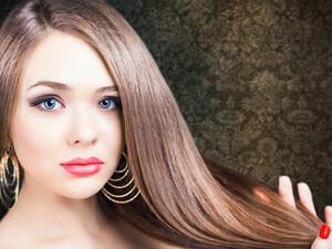 تلجأ الكثير من السيدات لعلاج مشكلة تلف الشعر عن طريق الكيراتين

