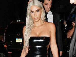 فستان كيم كارداشيان مستوحاه من أكياس القمامة البلاستيكية