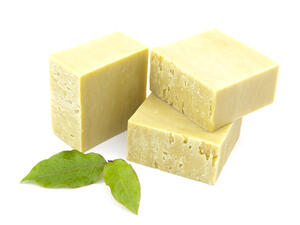 تتميّز عمليّة تصنيع صابون الغار بأنها سهلة وغير مكلفة