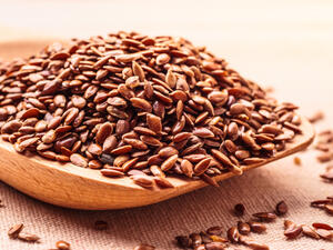 توفر بذور الكتان الرطوبة اللازمة للشعر وتمنع من تلفه وتقصف نهاياته.
