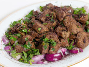 معلاق الخروف مقلي بالبصل