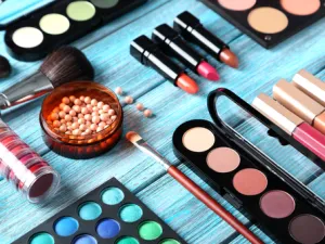 تتألف مستحضرات التجميل من أنواع مختلفة من المكونات الكيميائية والطبيعية 