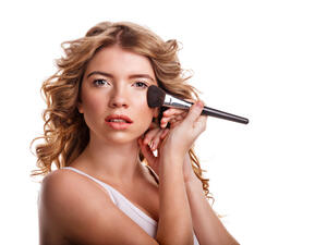 حاولي اختيار نوعية جيدة لفرشاة مكياجكِ