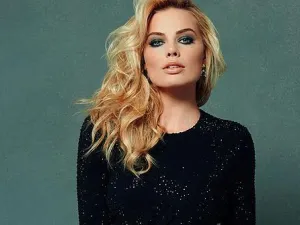 Robbie Margot ببذلة مميزة من تصميم Calvin Klein
