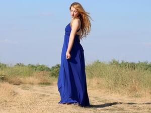 الفستان الماكسي لا يغازل المرأة طويلة القامة