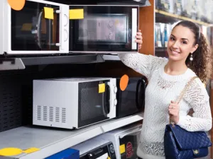وضع البصل في الميكروويف لمدة 30 ثانية فقط يسهل عملية التقشير 