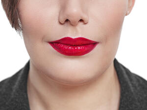 لتنحيف الأنف، طبّقي ظلالاً من اللّون الرماديّ الداكن