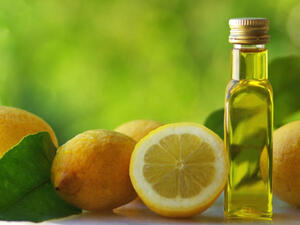 تحتاج الأظافر الى العناية الخارجية بها للحفاظ على جمالها وقوتها 