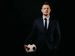 يحتاج اللاعب إلى الجهد والعمل والمثابرة حتى يصبح لاعباً مشهوراً 
