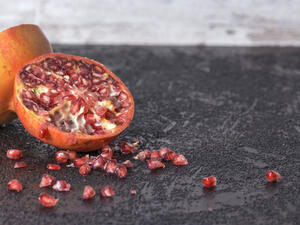 قشر الرمان يُكافح حب الشباب والبثور والطّفح الجلديّ