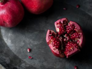 لا تتردّدي في تدليك وجهكِ كلّ يوم بزيت بذور الرمان